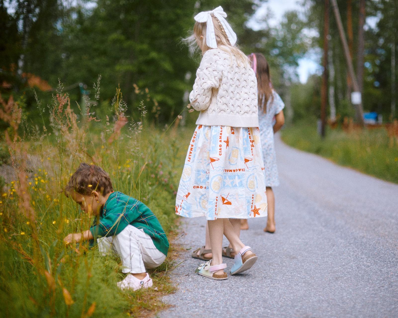 Barn längs vägen i Ekhammar